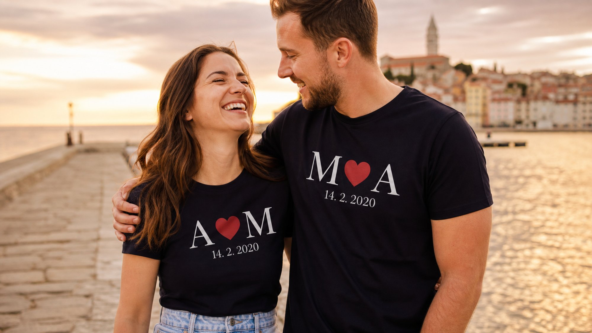 Ujemajoči se personalizirani majici za par