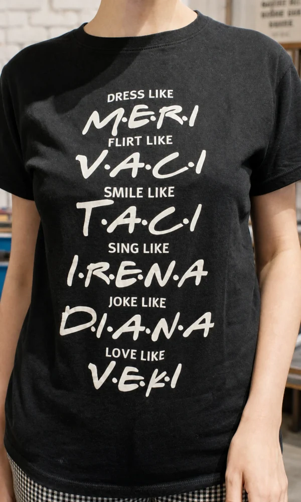 Črna majica z imeni več prijateljev na sprednji strani