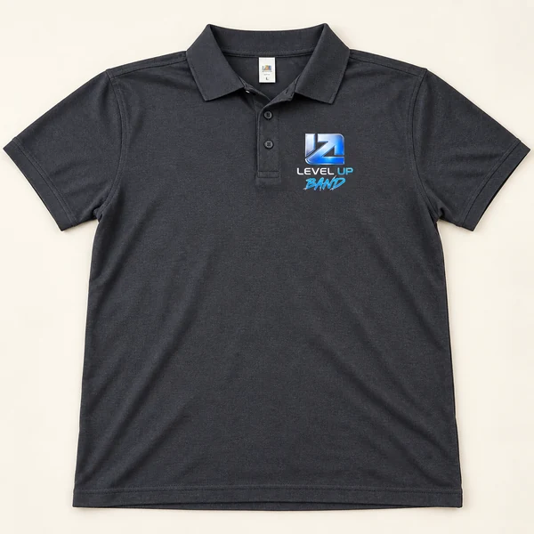 Temno siva polo majica z manjšim logotipom na prsih